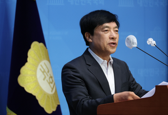 이성윤 더불어민주당 제22대 국회의원(전북 전주을·초선)이 31일 국회에서 '김건희 종합 특검법' 대표발의 기자회견을 하고 있다.<연합뉴스 사진>